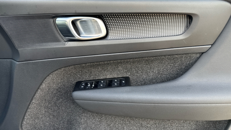 Volvo Xc40 2.0 B4P R DESIGN 5dr Auto Petrol Estate